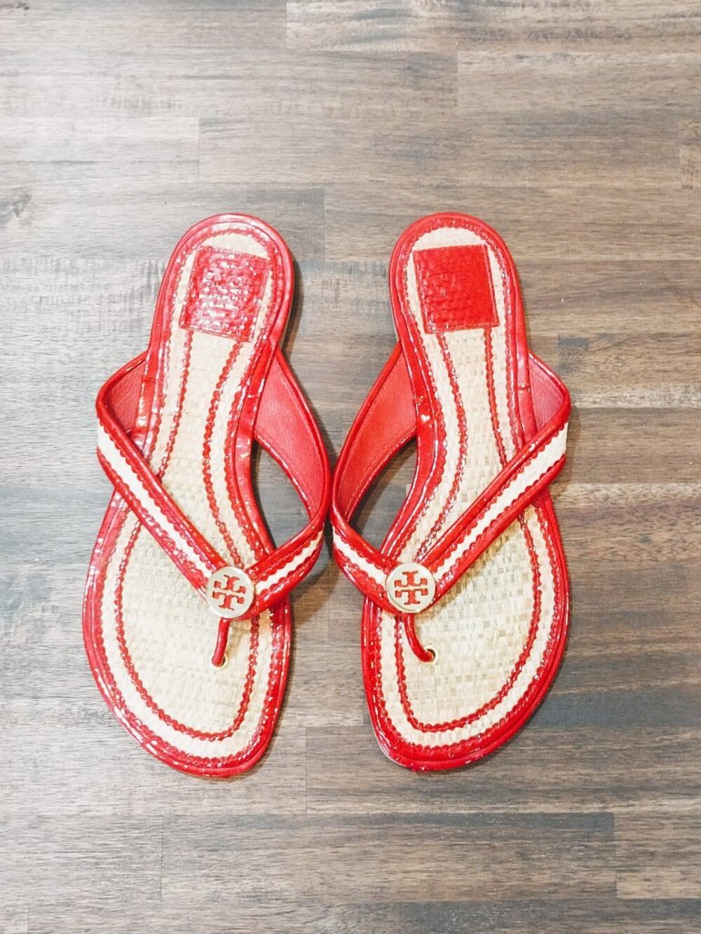 Tory Burch Flip Flop Designger Sandal 8 Red Patent Leather Gold Logo Medallion.